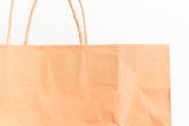 Kahverengi kağıt çanta beyaz arkaplanda izole edildi, geri dönüşüm malzemesi