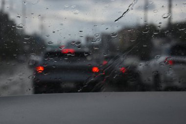 Otoyoldaki araba. Yağmur mevsimi, bulanık görüntü.