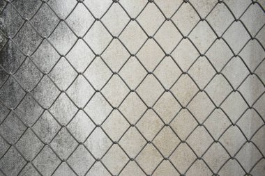 Kirli duvardaki eski kablo örgüsü, inşaat endüstrisi