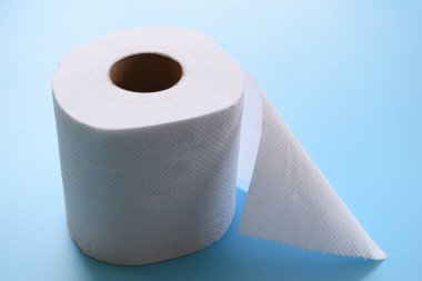 Mavi arkaplanda beyaz kağıt mendil