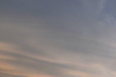 güzel altın gökyüzü ve beyaz bulut arkaplanı ilkbaharda