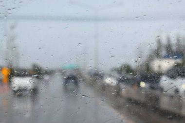 Otoyoldaki araba. Yağmur mevsimi, bulanık görüntü.