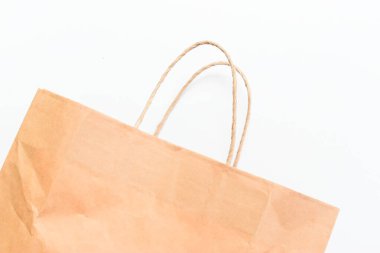 Kahverengi kağıt çanta beyaz arkaplanda izole edildi, geri dönüşüm malzemesi