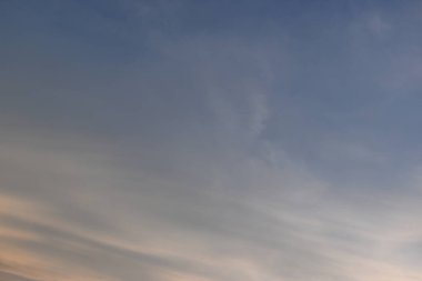 güzel altın gökyüzü ve beyaz bulut arkaplanı ilkbaharda