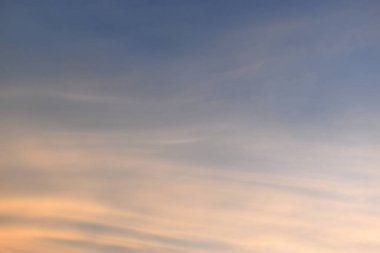 güzel altın gökyüzü ve beyaz bulut arkaplanı ilkbaharda