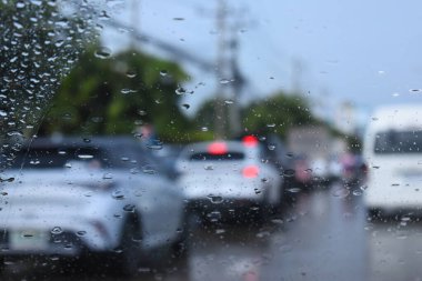 Otoyoldaki araba. Yağmur mevsimi, bulanık görüntü.