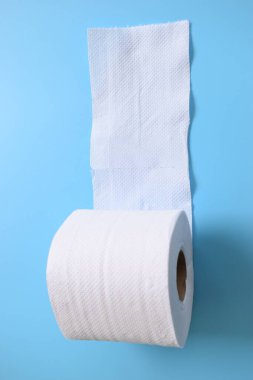 Mavi arkaplanda beyaz kağıt mendil