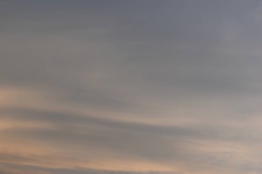 güzel altın gökyüzü ve beyaz bulut arkaplanı ilkbaharda