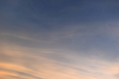 güzel altın gökyüzü ve beyaz bulut arkaplanı ilkbaharda