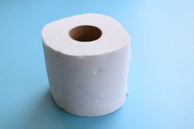 Mavi arkaplanda beyaz kağıt mendil
