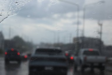 Otoyoldaki araba. Yağmur mevsimi, bulanık görüntü.