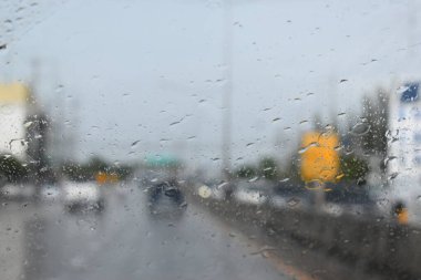 Otoyoldaki araba. Yağmur mevsimi, bulanık görüntü.