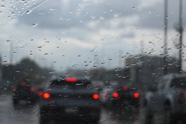 Otoyoldaki araba. Yağmur mevsimi, bulanık görüntü.