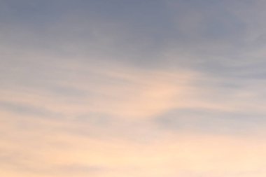 güzel altın gökyüzü ve beyaz bulut arkaplanı ilkbaharda