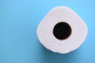 Mavi arkaplanda beyaz kağıt mendil