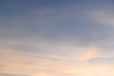 güzel altın gökyüzü ve beyaz bulut arkaplanı ilkbaharda