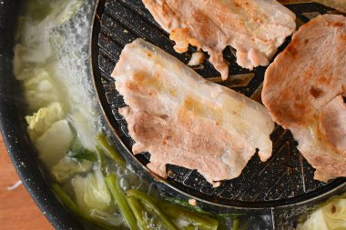 Kızartma tavasında domuz barbeküsü, Tayland usulü mutfak.