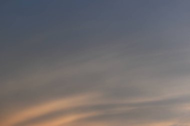 güzel altın gökyüzü ve beyaz bulut arkaplanı ilkbaharda