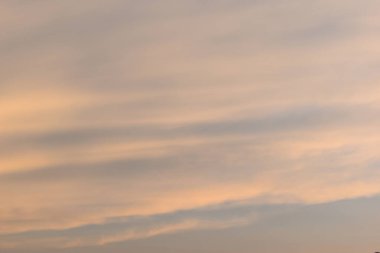 güzel altın gökyüzü ve beyaz bulut arkaplanı ilkbaharda