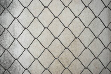 Kirli duvardaki eski kablo örgüsü, inşaat endüstrisi