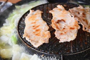 Kızartma tavasında domuz barbeküsü, Tayland usulü mutfak.