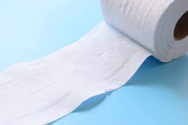 Mavi arkaplanda beyaz kağıt mendil