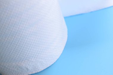 Mavi arkaplanda beyaz kağıt mendil