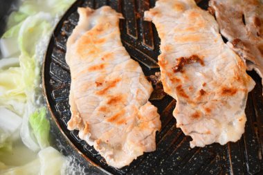 Kızartma tavasında domuz barbeküsü, Tayland usulü mutfak.