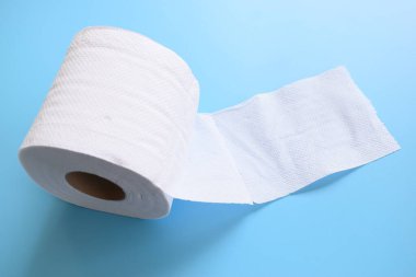 Mavi arkaplanda beyaz kağıt mendil