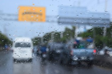 Otoyoldaki araba. Yağmur mevsimi, bulanık görüntü.