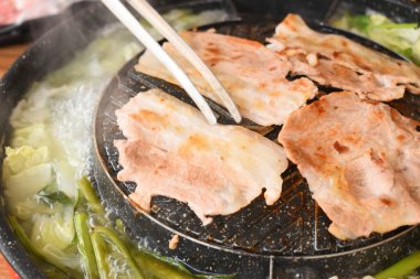 Kızartma tavasında domuz barbeküsü, Tayland usulü mutfak.