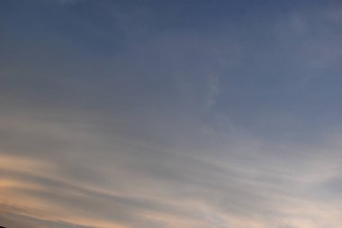 güzel altın gökyüzü ve beyaz bulut arkaplanı ilkbaharda