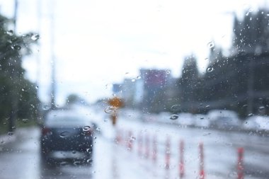 Otoyoldaki araba. Yağmur mevsimi, bulanık görüntü.