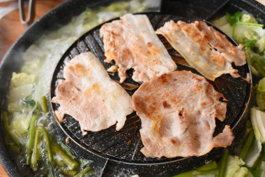 Kızartma tavasında domuz barbeküsü, Tayland usulü mutfak.