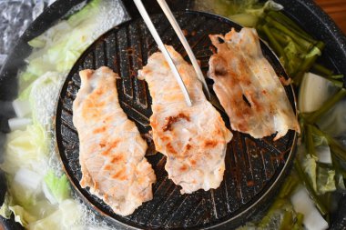 Kızartma tavasında domuz barbeküsü, Tayland usulü mutfak.