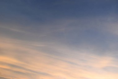 güzel altın gökyüzü ve beyaz bulut arkaplanı ilkbaharda