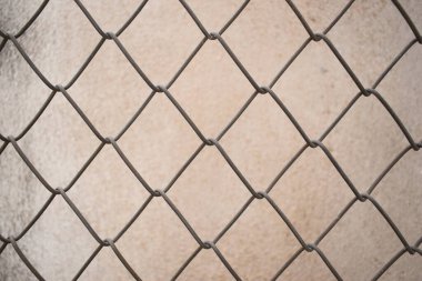 Kirli duvardaki eski kablo örgüsü, inşaat endüstrisi