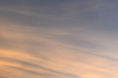 güzel altın gökyüzü ve beyaz bulut arkaplanı ilkbaharda