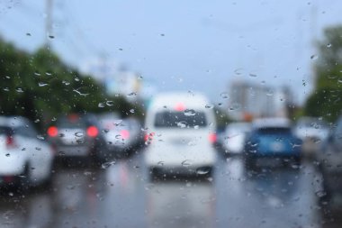 Otoyoldaki araba. Yağmur mevsimi, bulanık görüntü.