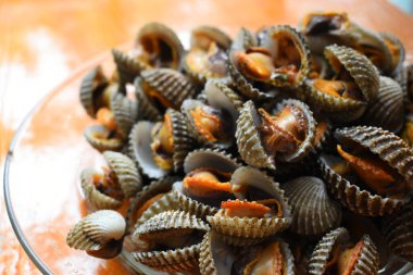 Tabakta taze midye, restoranda leziz yemekler.