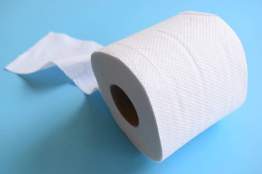 Mavi arkaplanda beyaz kağıt mendil