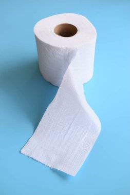 Mavi arkaplanda beyaz kağıt mendil