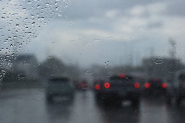 Otoyoldaki araba. Yağmur mevsimi, bulanık görüntü.