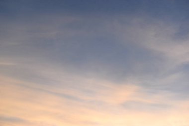 güzel altın gökyüzü ve beyaz bulut arkaplanı ilkbaharda