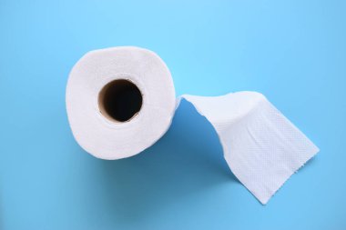 Mavi arkaplanda beyaz kağıt mendil