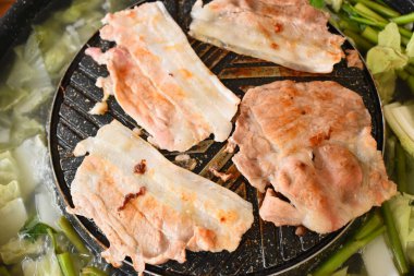 Kızartma tavasında domuz barbeküsü, Tayland usulü mutfak.