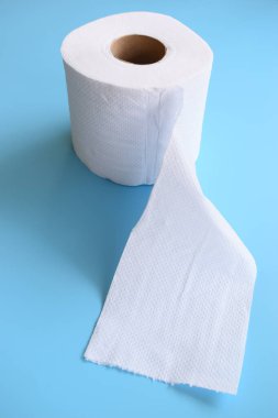 Mavi arkaplanda beyaz kağıt mendil