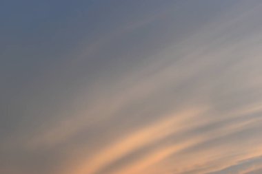 güzel altın gökyüzü ve beyaz bulut arkaplanı ilkbaharda