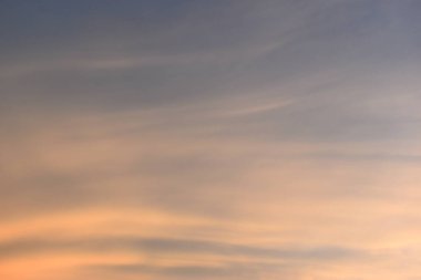 güzel altın gökyüzü ve beyaz bulut arkaplanı ilkbaharda