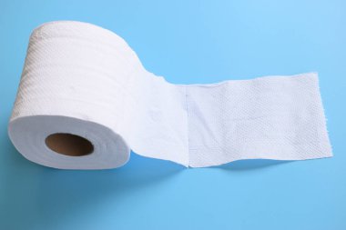 Mavi arkaplanda beyaz kağıt mendil